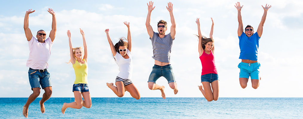 friends-beach-jumping