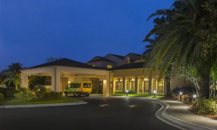 Exterior_CourtyardMarriott_01