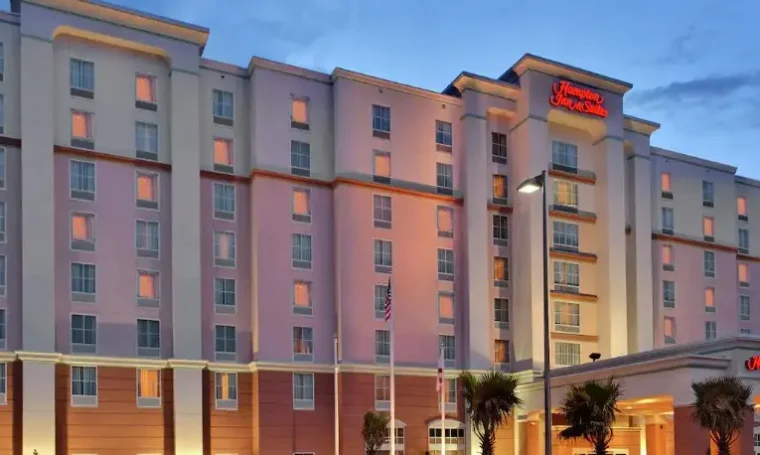 Exterior_HamptonInn&Suites_01