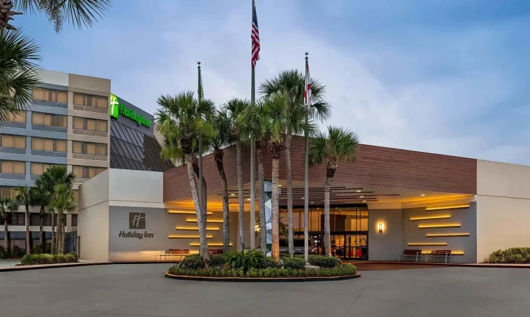 Exterior_HolidayInn_01